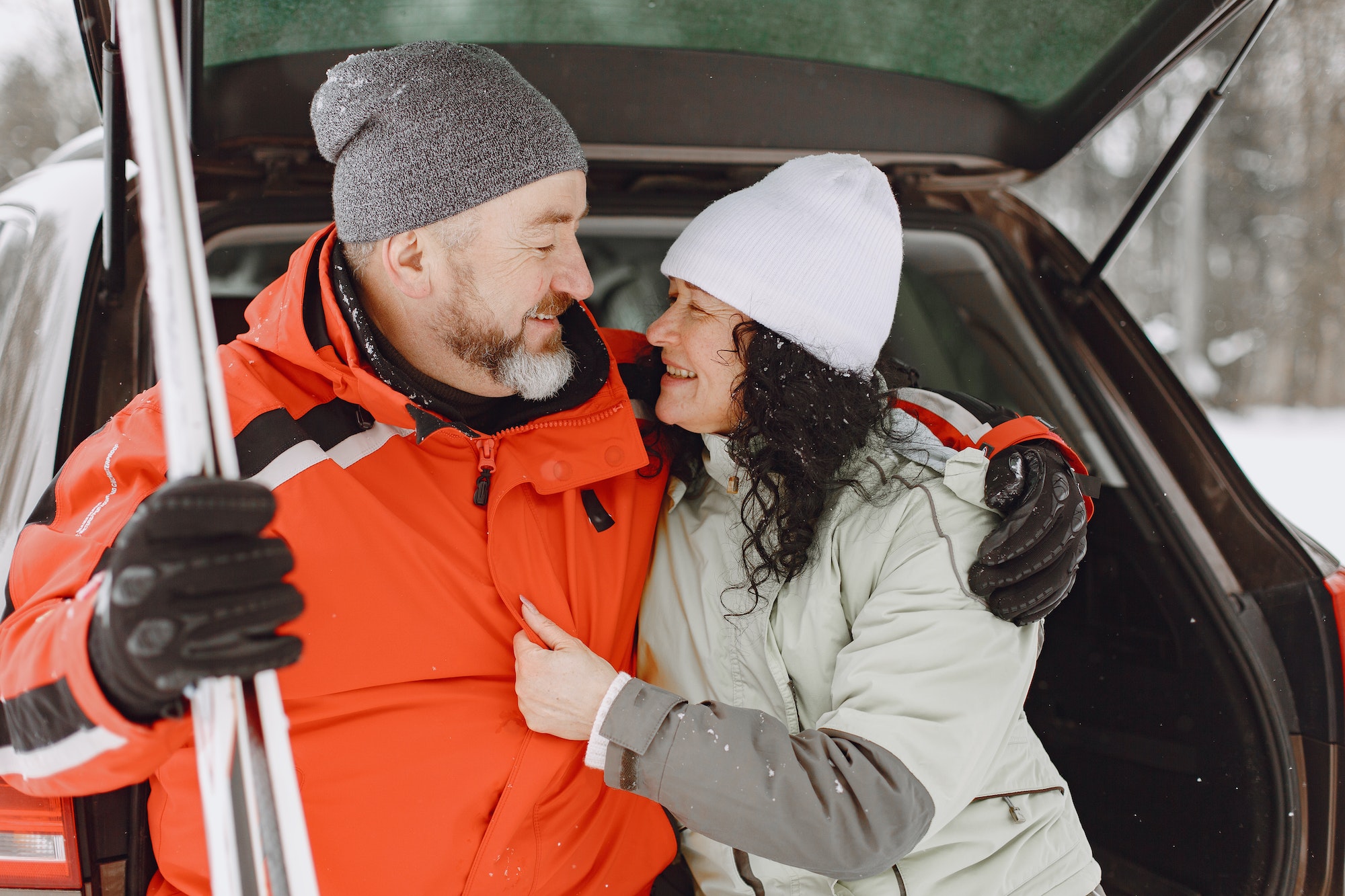 Llevar esquis dentro del coche