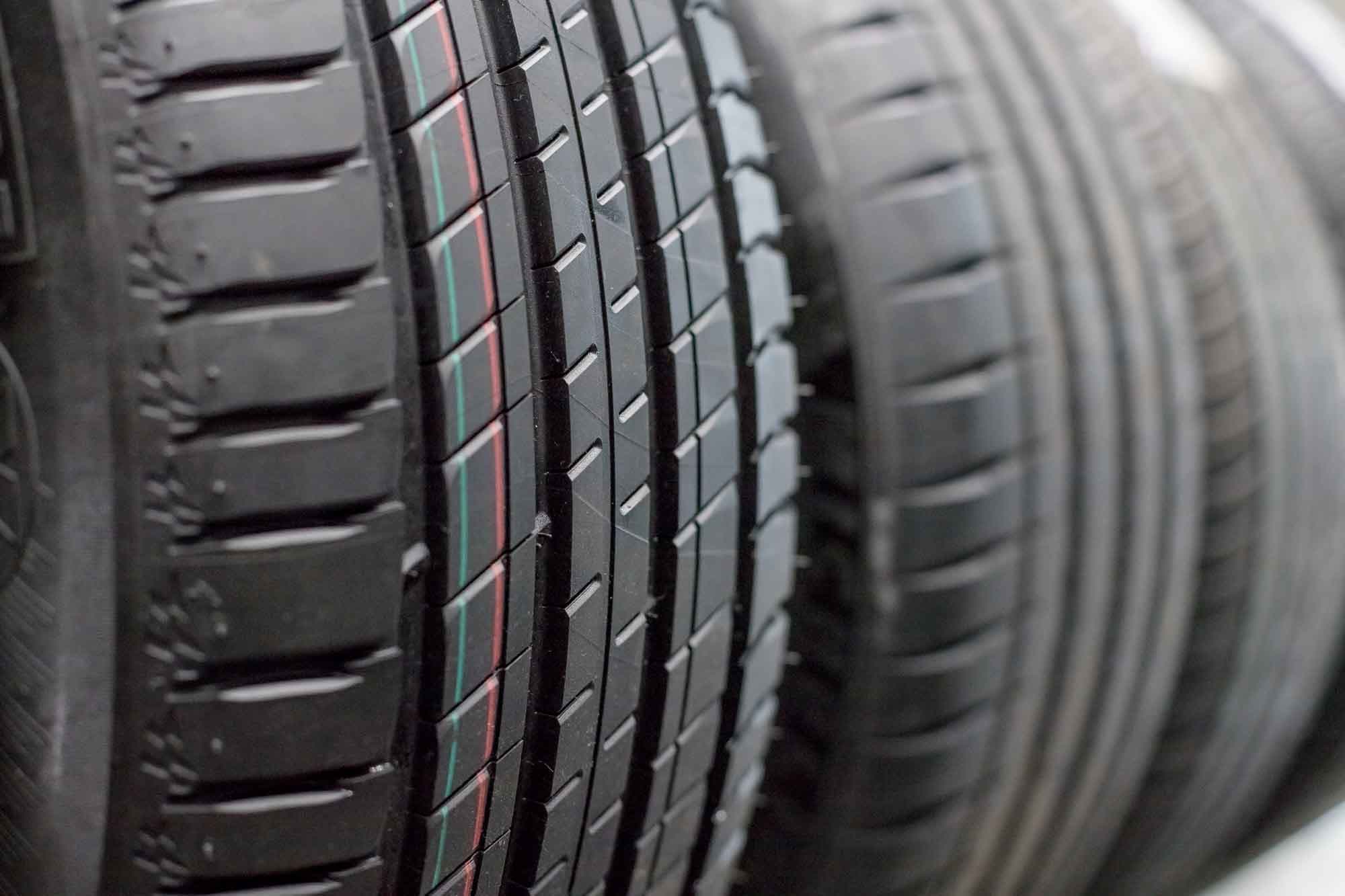 Que significan las rayas de colores en los neumáticos