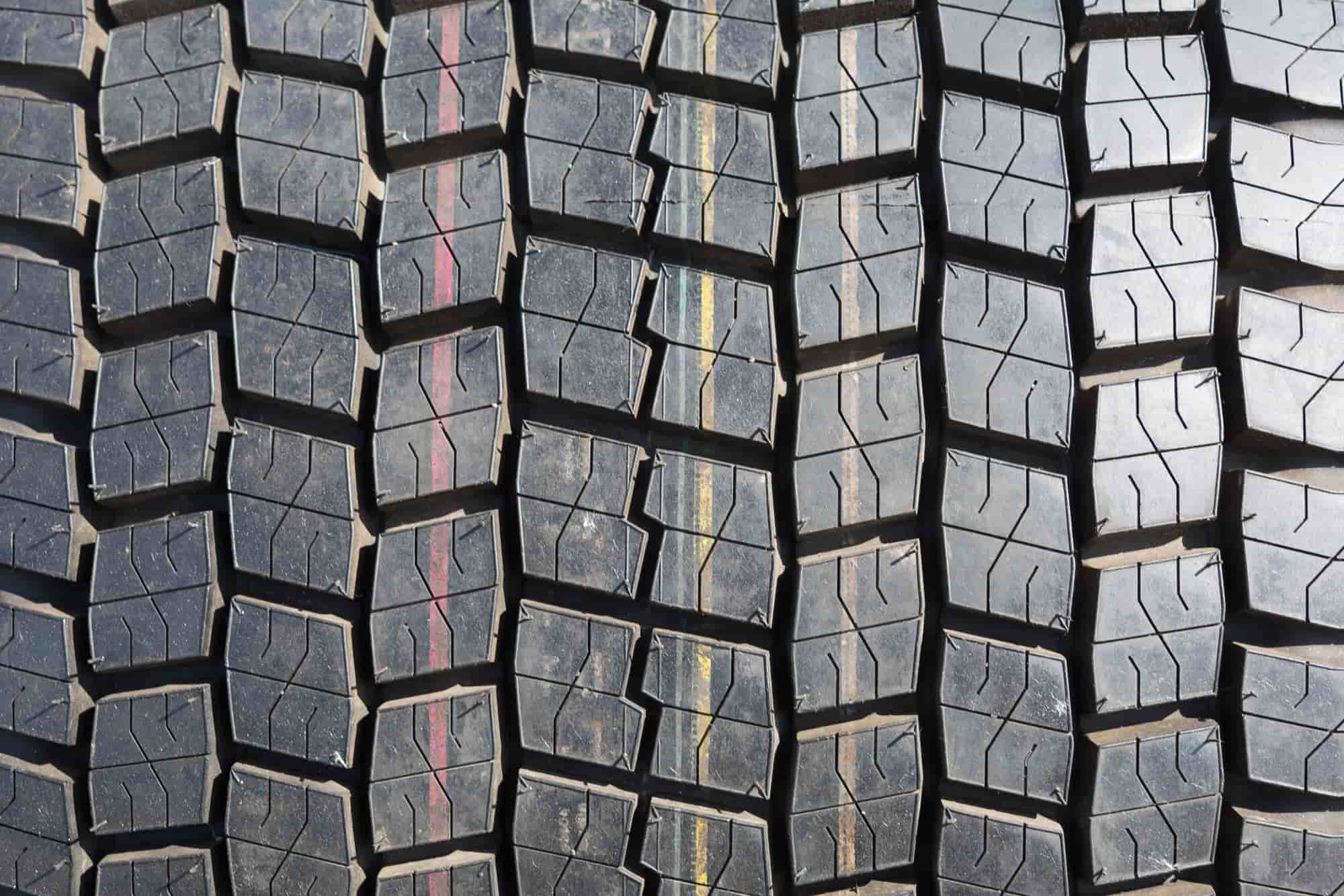 Que significan las rayas de colores en los neumáticos