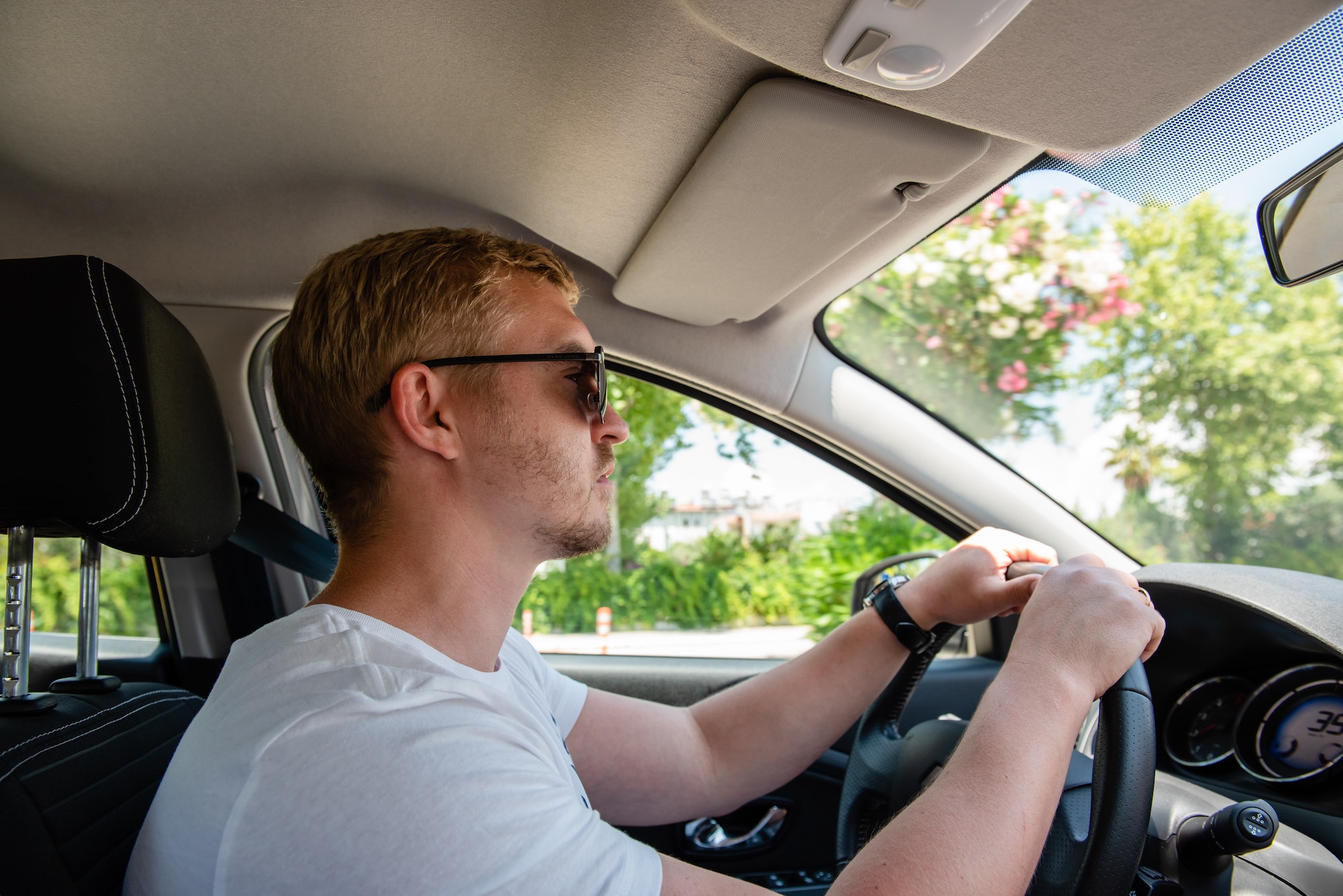 Es obligatorio llevar gafas de repuesto en el coche