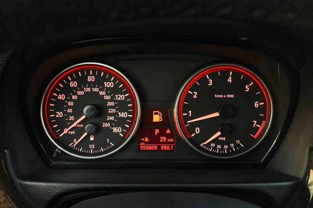 testigo amarillo de la bateria