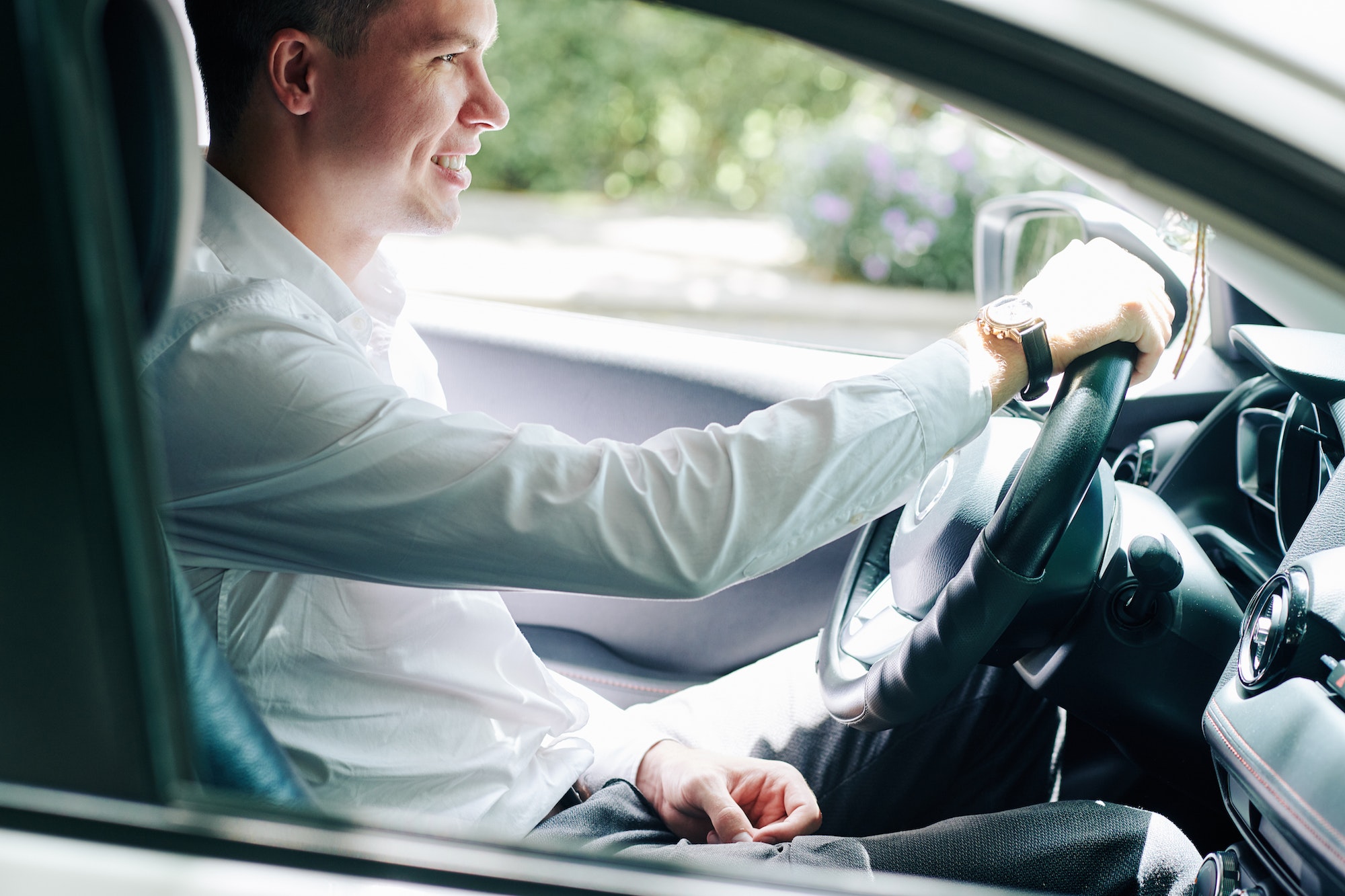 diferencias entre conducir un coche eléctrico y de combustión