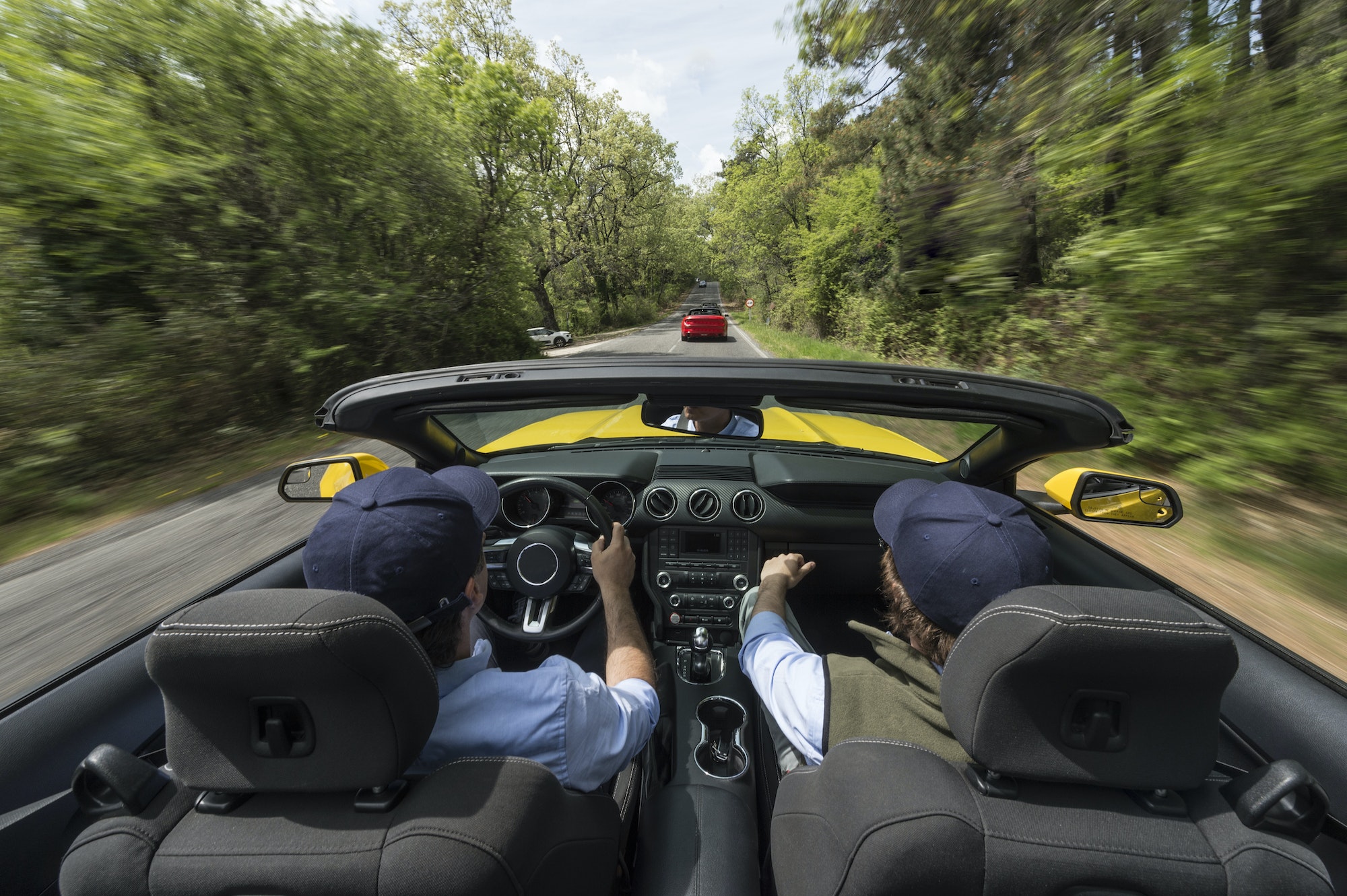 diferencias entre conducir un coche eléctrico y de combustión