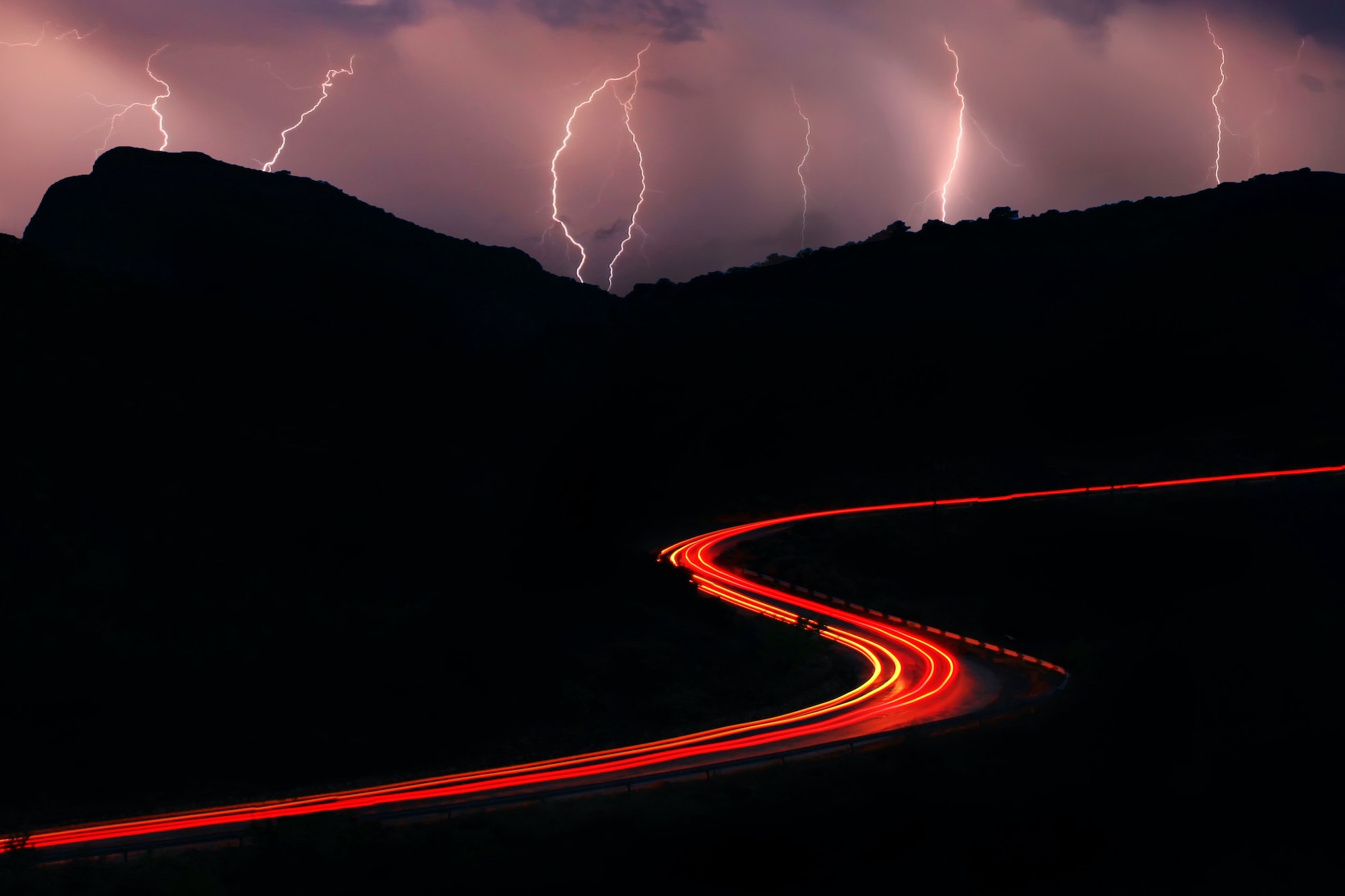 El coche protege contra los rayos de una tormenta eléctrica