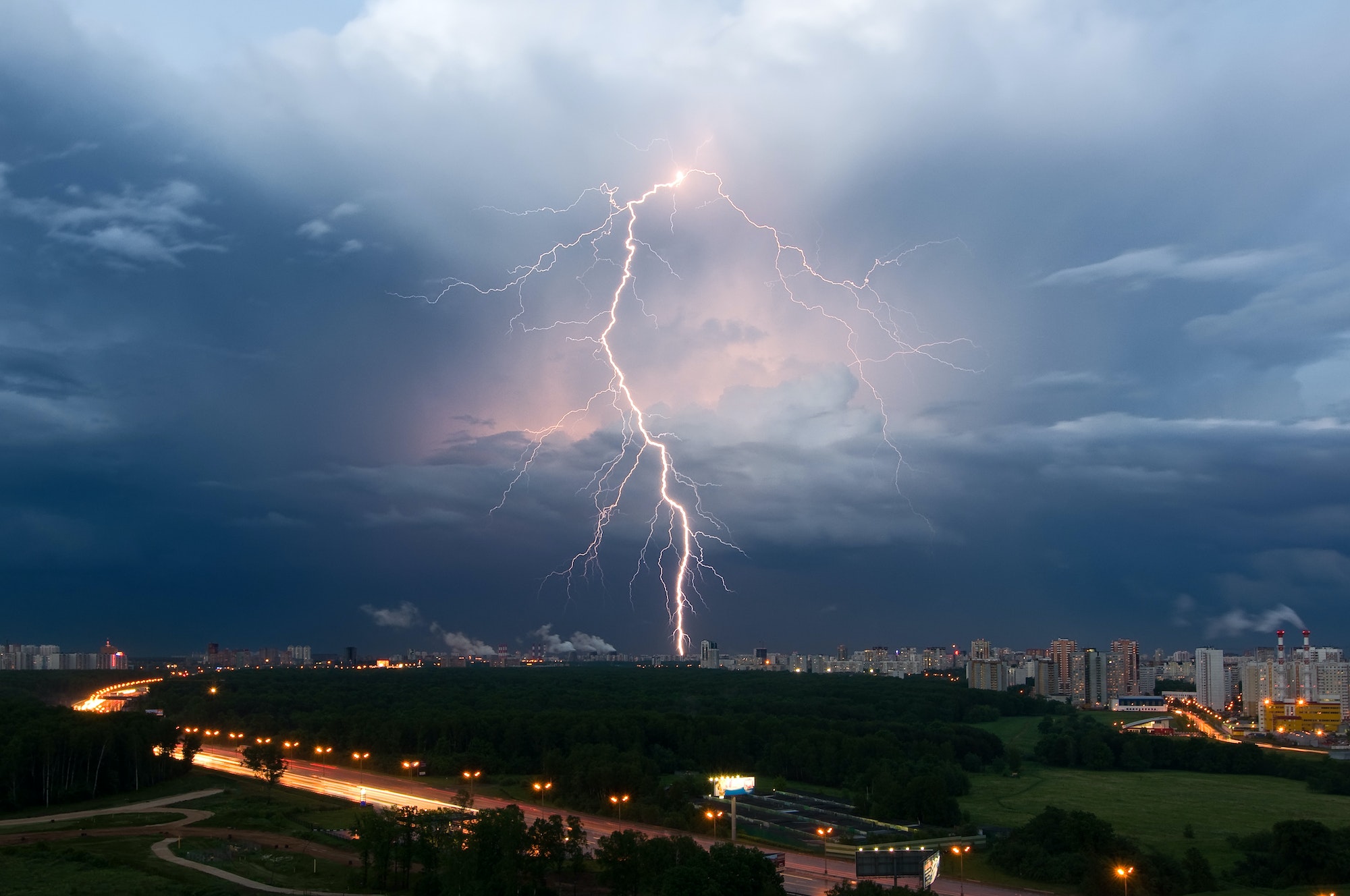 El coche protege contra los rayos de una tormenta eléctrica