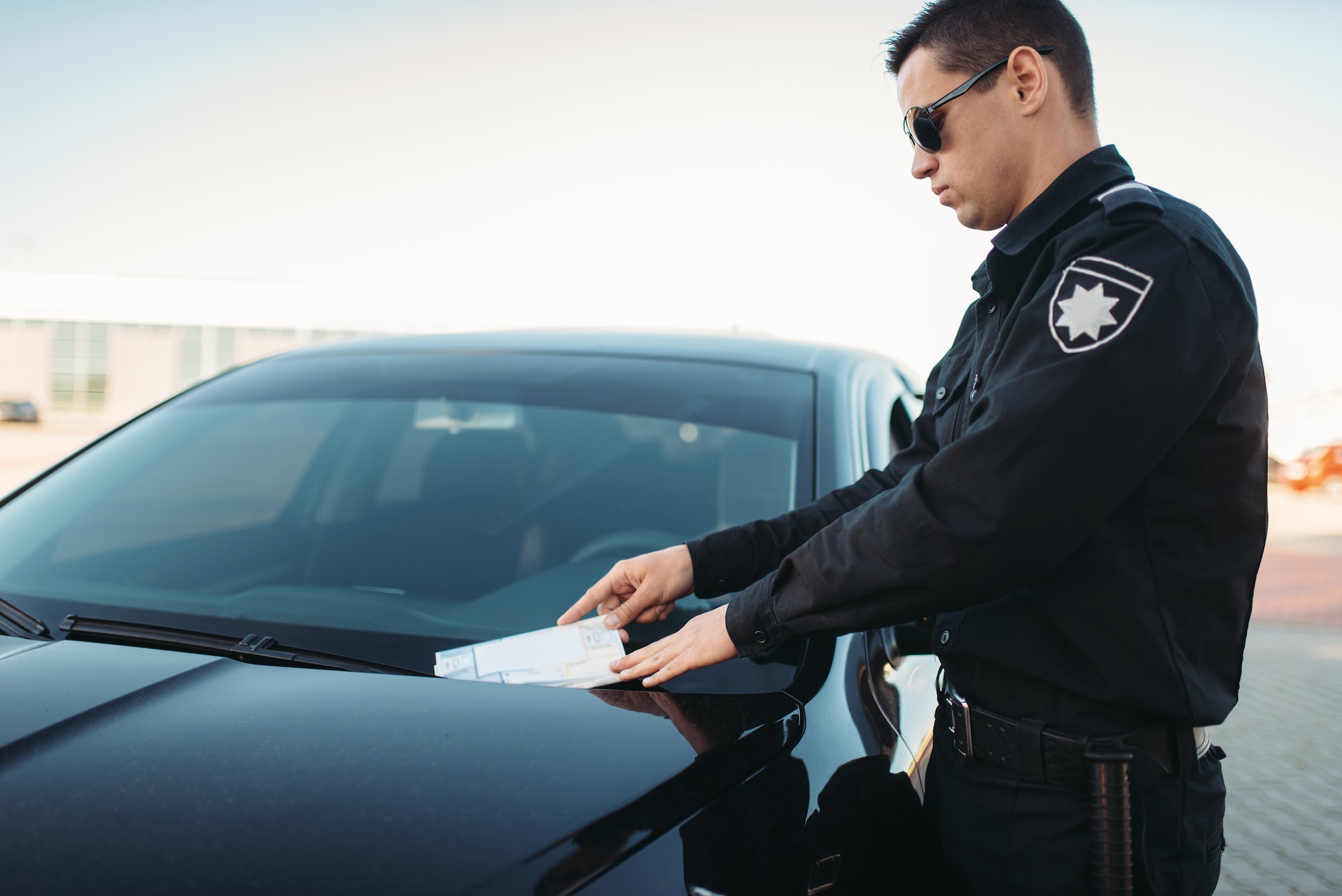 Te pueden multar por tener el coche aparcado sin seguro