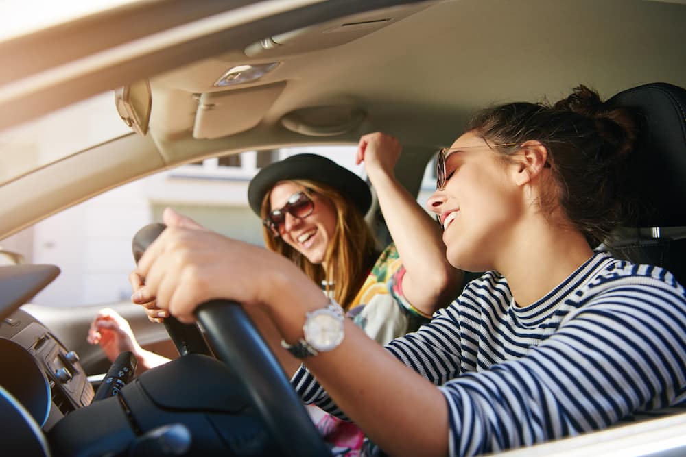 Chicas cantando canciones de coches