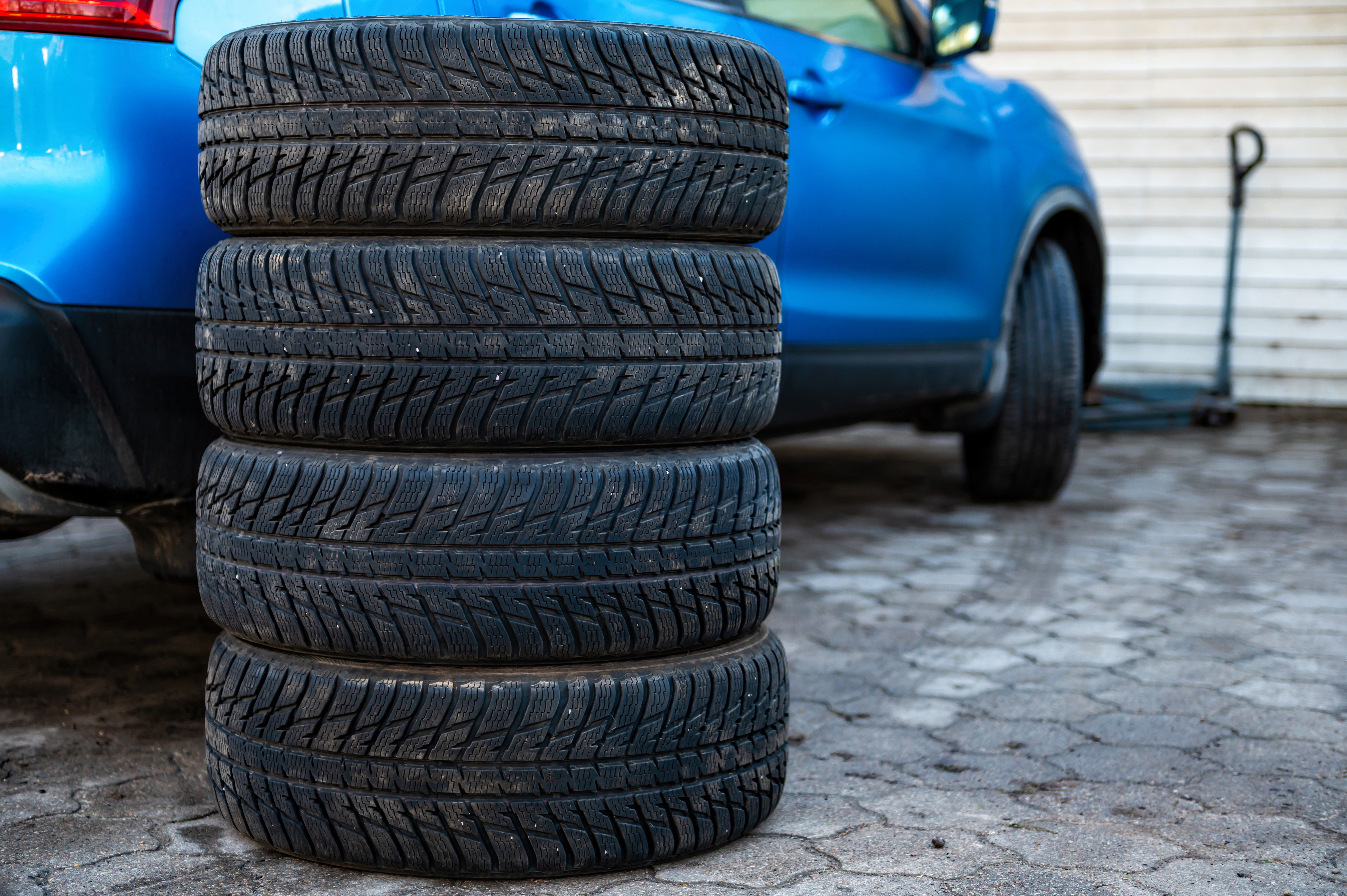 Neumáticos de invierno: ¿es mejor comprar ruedas premium o económicas?