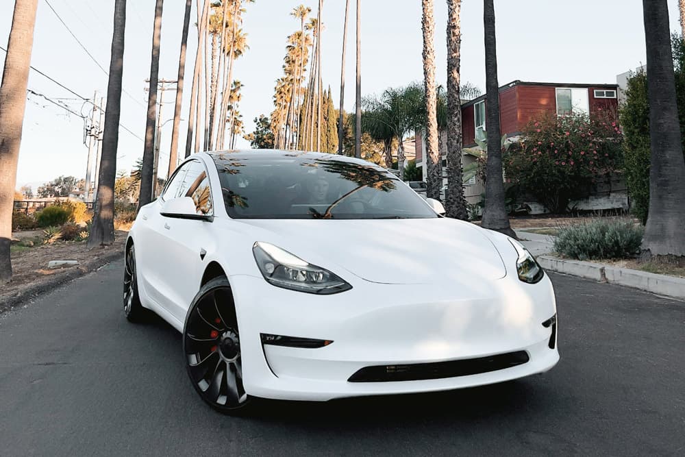 Un tesla model y blanco en la calle