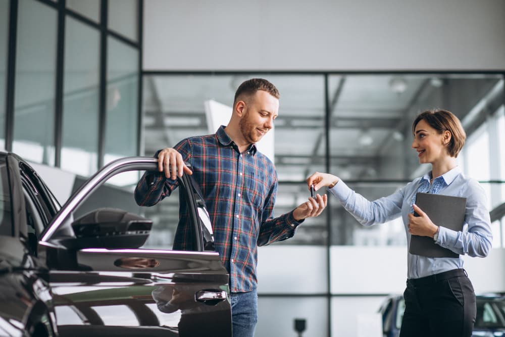 Hombre en concesionario comprando un coche nuevo