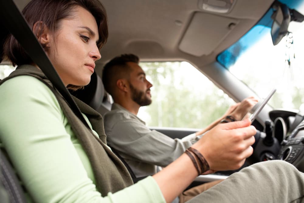 Pareja en un coche durante un viaje