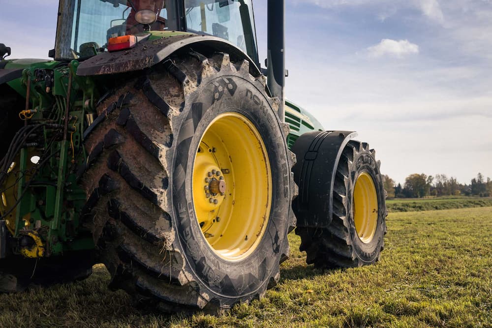 Tractor montando los Nokian Soil King VF