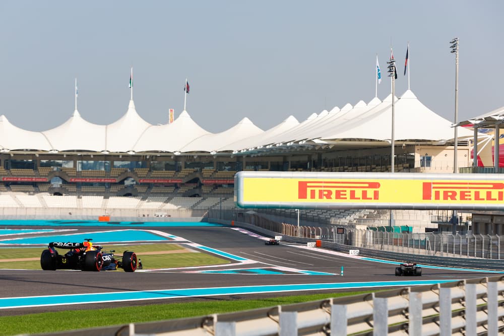 Una carrera de F1 con coche en la pista