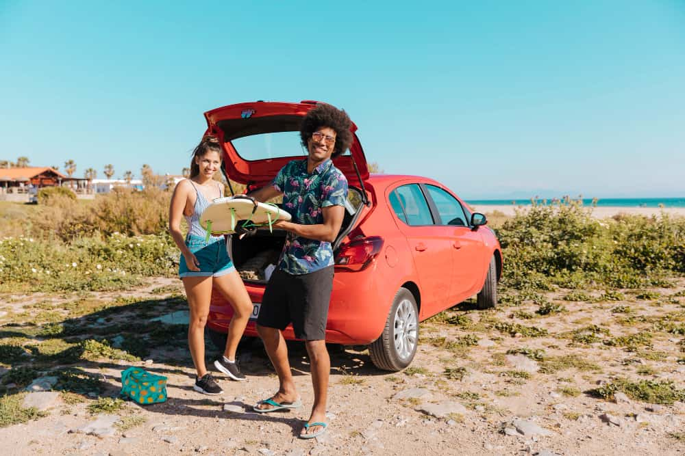 Dos chicos con SUV en la playa en verano