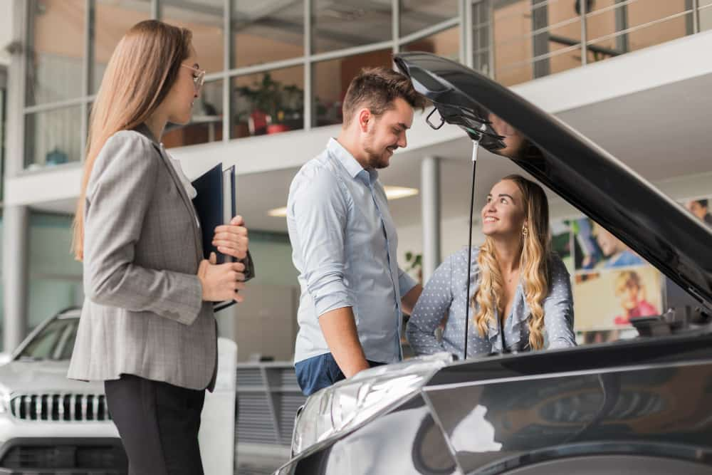 Personas levantando la reserva de dominio coche