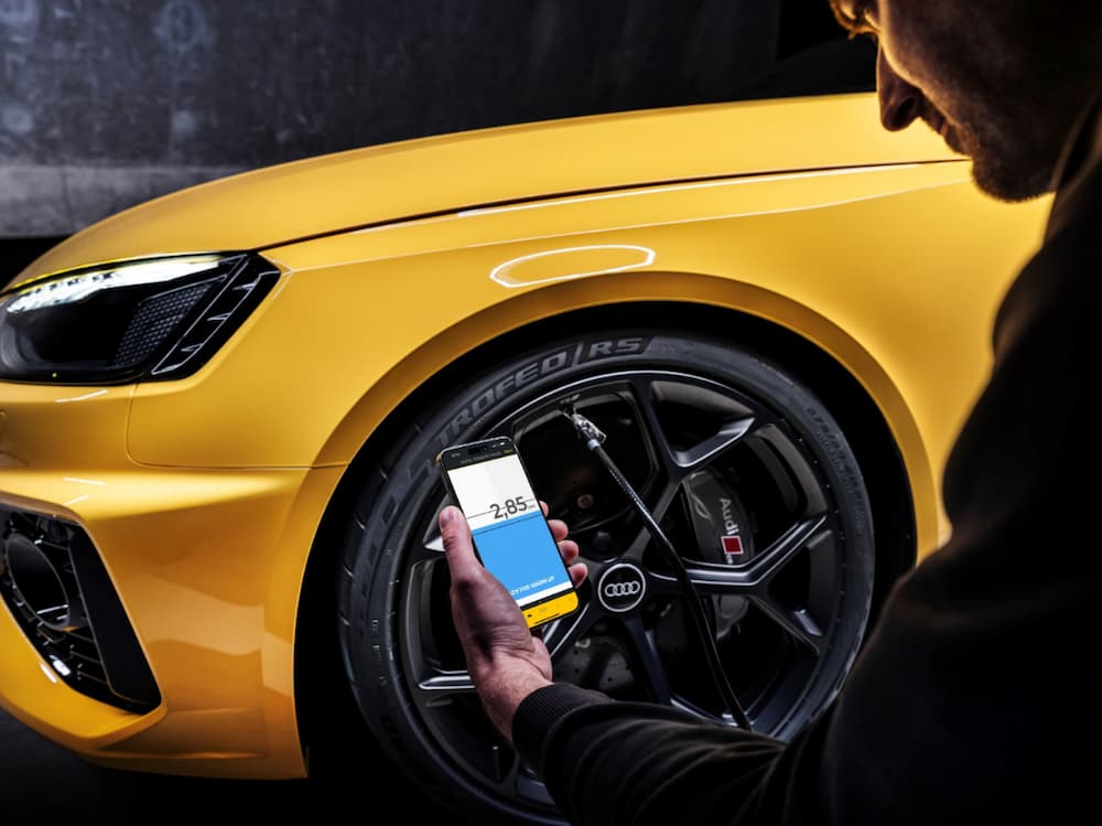 Un Audi amarillo con neumáticos inteligentes Pirelli