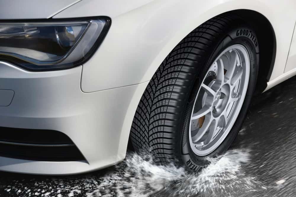El Vector 4Seasons Gen-3 de Goodyear en un coche blanco