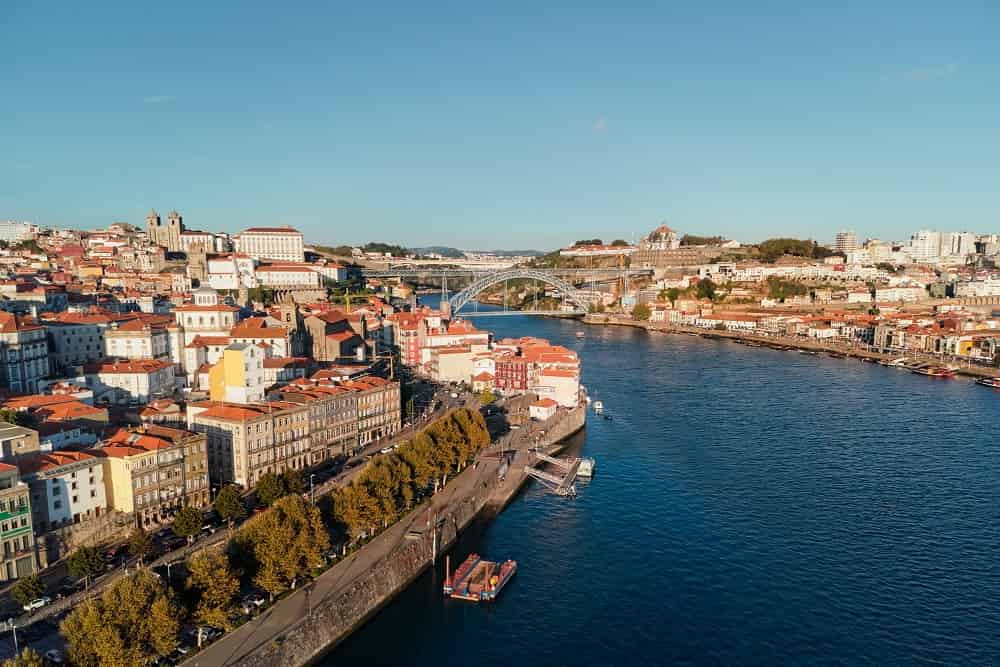 Una vista de la ciudad de Oporto en Portugal