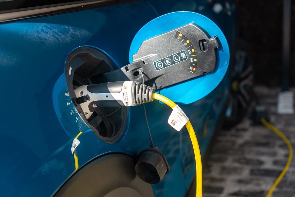 ejemplo de cargador en un coche electrico compacto