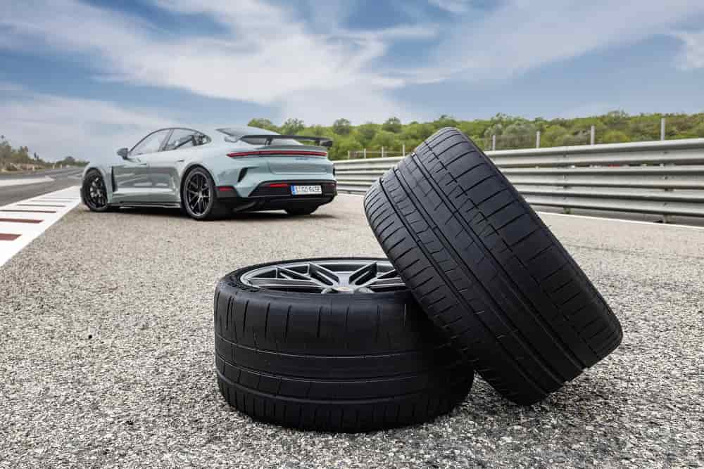 Dos neumáticos Pirelli P Zero apilados