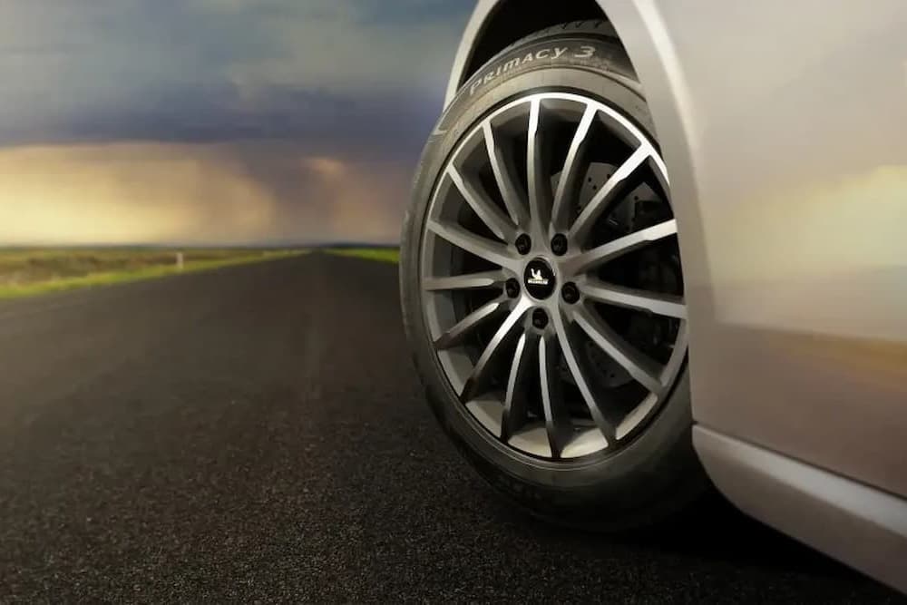 Michelin Primacy 3 en un coche blanco