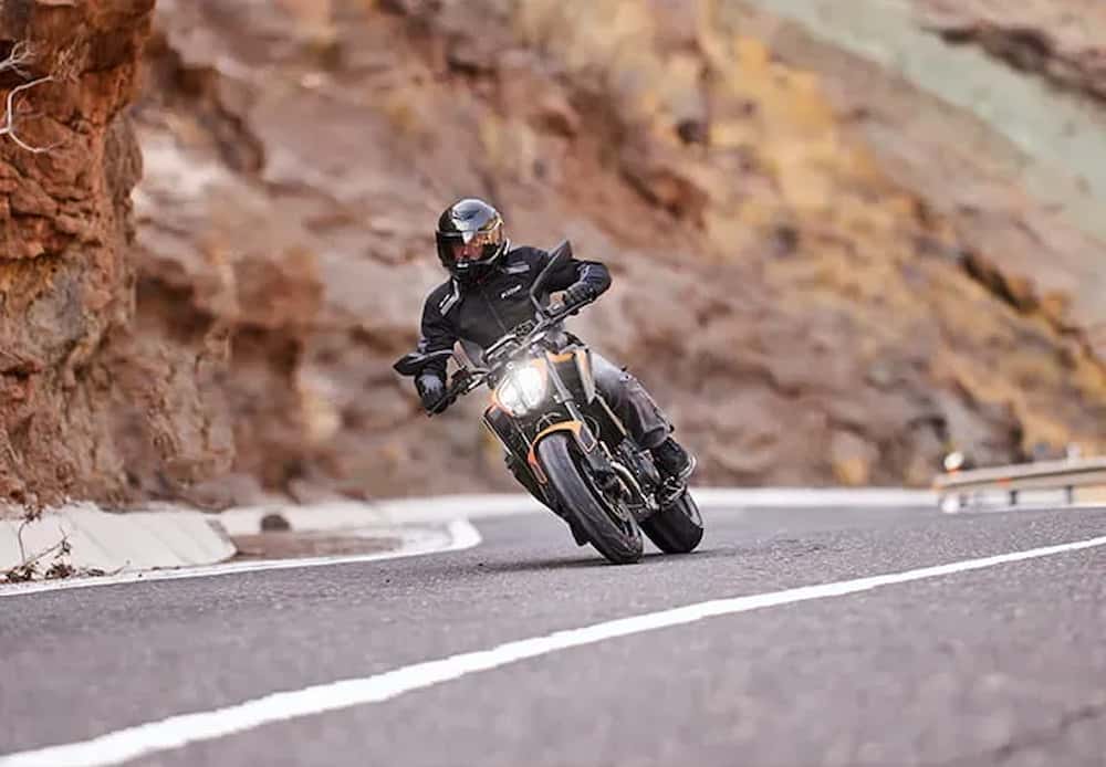 Moto entre montañas