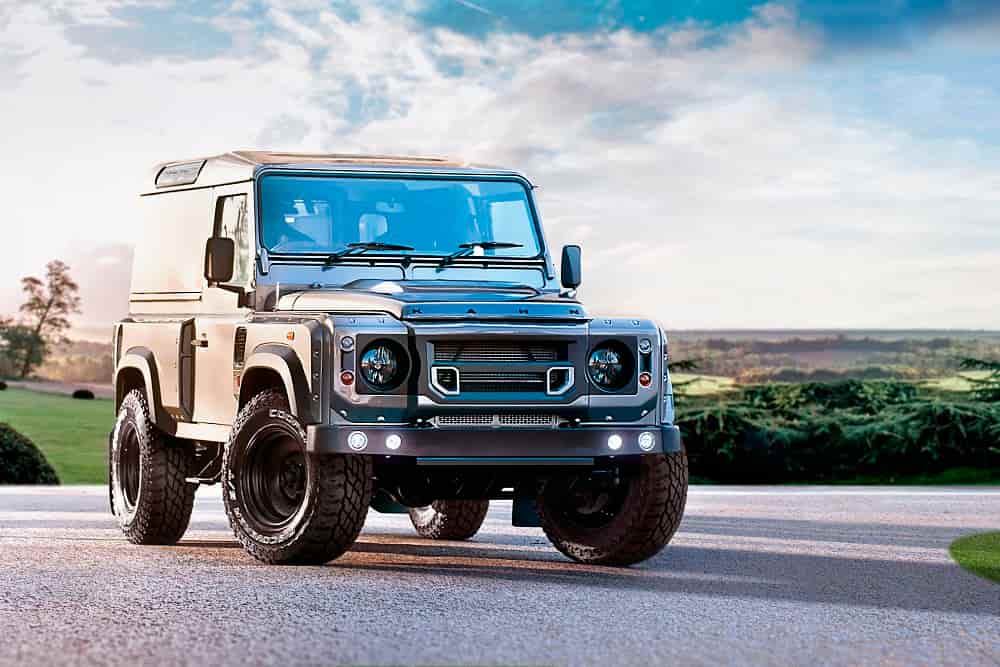 Todoterreno en panorama sobre asfalto