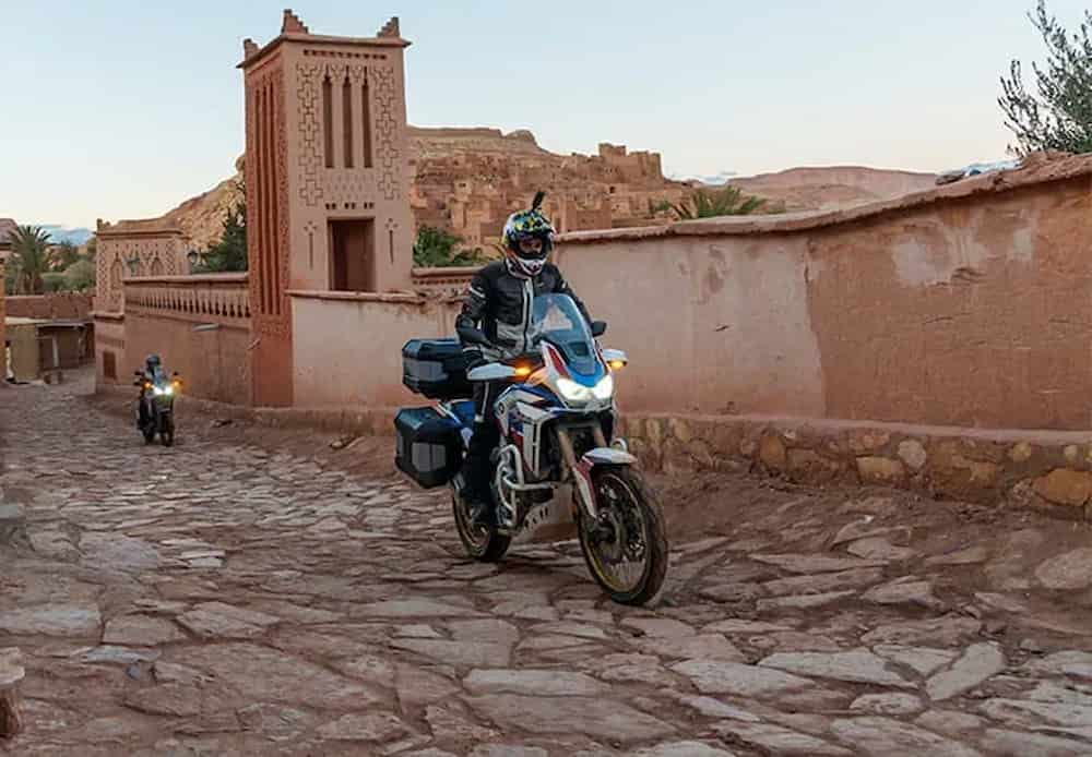 Una moto touring en un pueblo