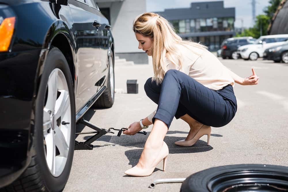 chica cambiando unos Neumáticos Runflat