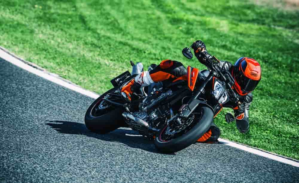 una moto roja con neumáticos Continental