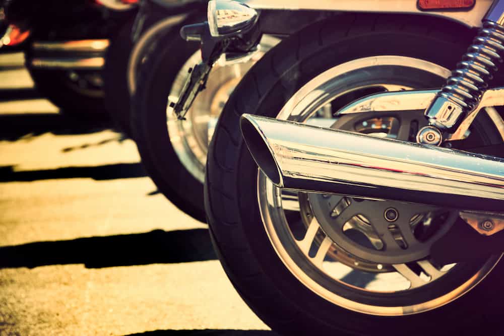 varias motos con neumaticos a la vista