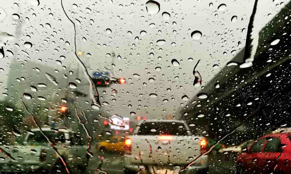 Gotas de lluvia e una ventana del coche
