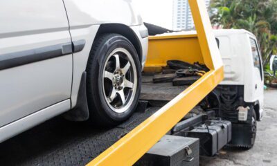 detalle de como un coche es llevado por la grua en una ciudad de espana