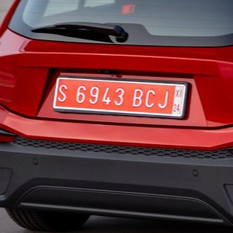 coche con matricula roja