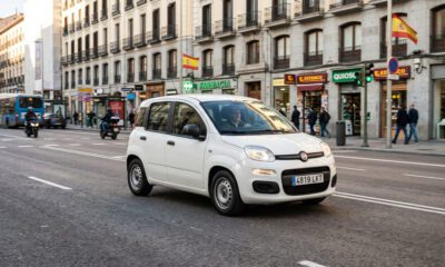 Imagen editorial de varios neumáticos 155/70 R13 montados en un coche urbano aparcado en una calle de España, representando una comparativa real de marcas y modelos en 2026.