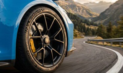 Detalle Neumático deportivo con alto agarre en carretera de montana