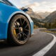Detalle Neumático deportivo con alto agarre en carretera de montana