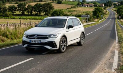 SUV-con-neumaticos-235-55-R18-en-carretera-abierta-de-campo