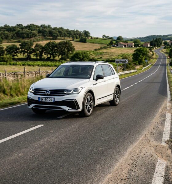 SUV-con-neumaticos-235-55-R18-en-carretera-abierta-de-campo