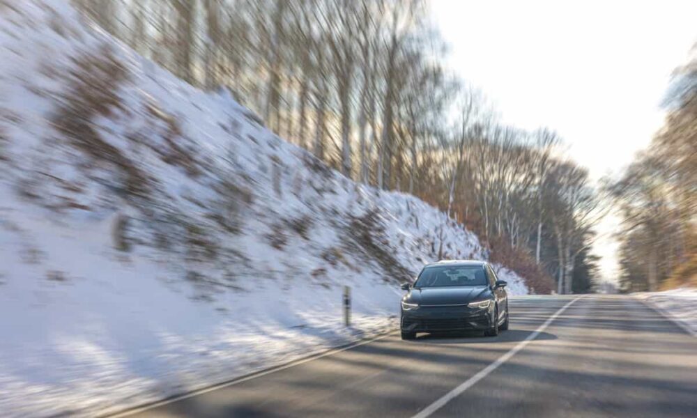 coche-circulando-con-neumaticos-18560-R15-en-invierno