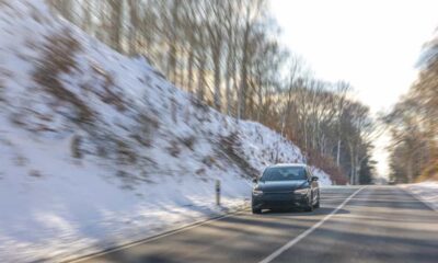 coche-circulando-con-neumaticos-18560-R15-en-invierno