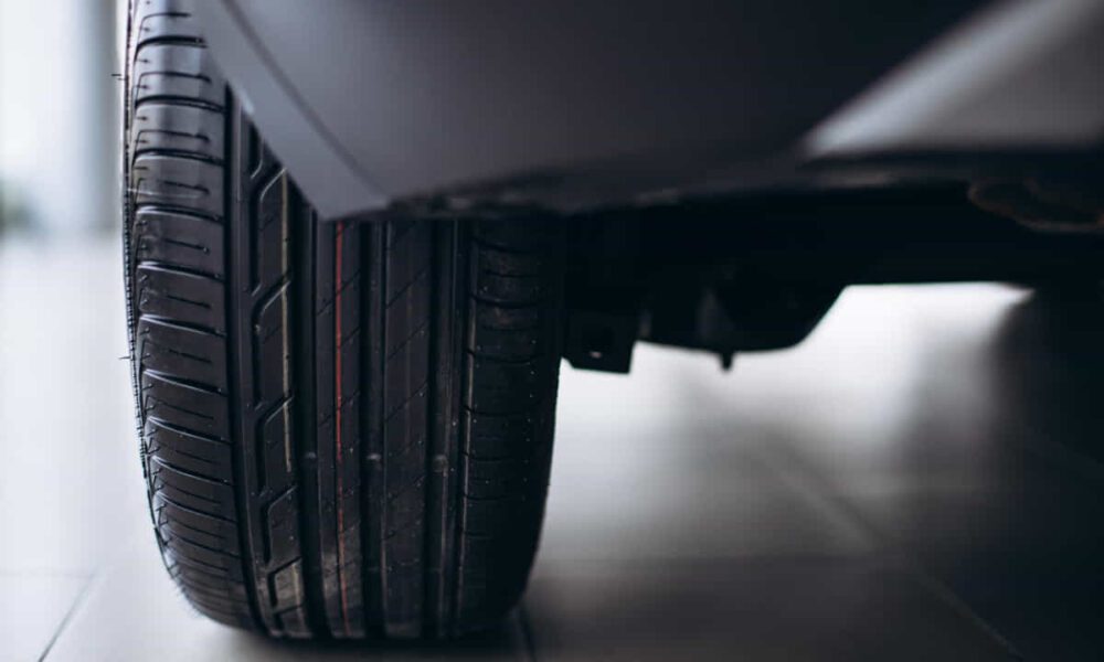 detalle-lateral-neumatico-225-45-r18