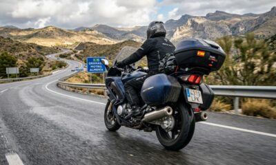 moto-circulando-bajo-lluvia-con-neumaticos-de-alto-agarre-en-mojado-michelin road 6_michelin road 5