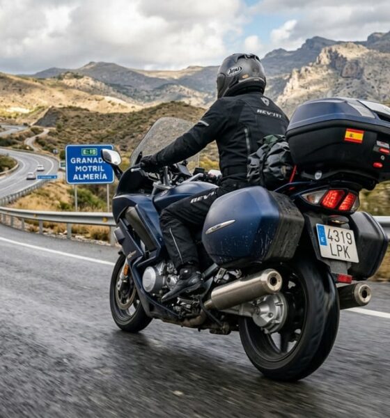 moto-circulando-bajo-lluvia-con-neumaticos-de-alto-agarre-en-mojado-michelin road 6_michelin road 5