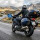 moto-circulando-bajo-lluvia-con-neumaticos-de-alto-agarre-en-mojado-michelin road 6_michelin road 5