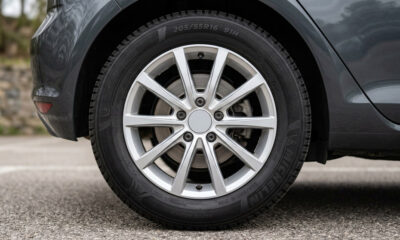 neumatico-195-55-r16-87v-montado-en-coche-compacto.j