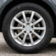 neumatico-195-55-r16-87v-montado-en-coche-compacto.j