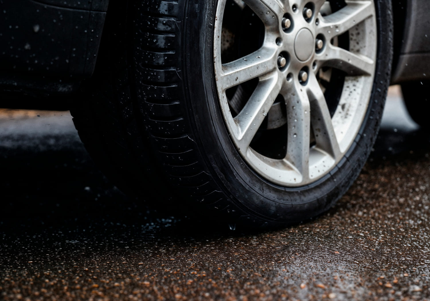 neumáticos evacuando agua en carretera mojada en madrid