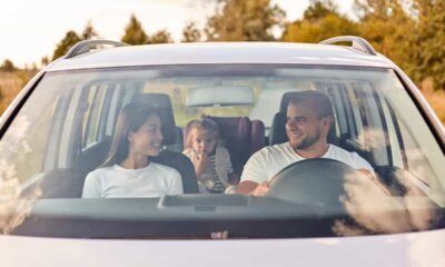 seguridad-en-coche-en-carretera-con-neumaticos-en-buen-estado