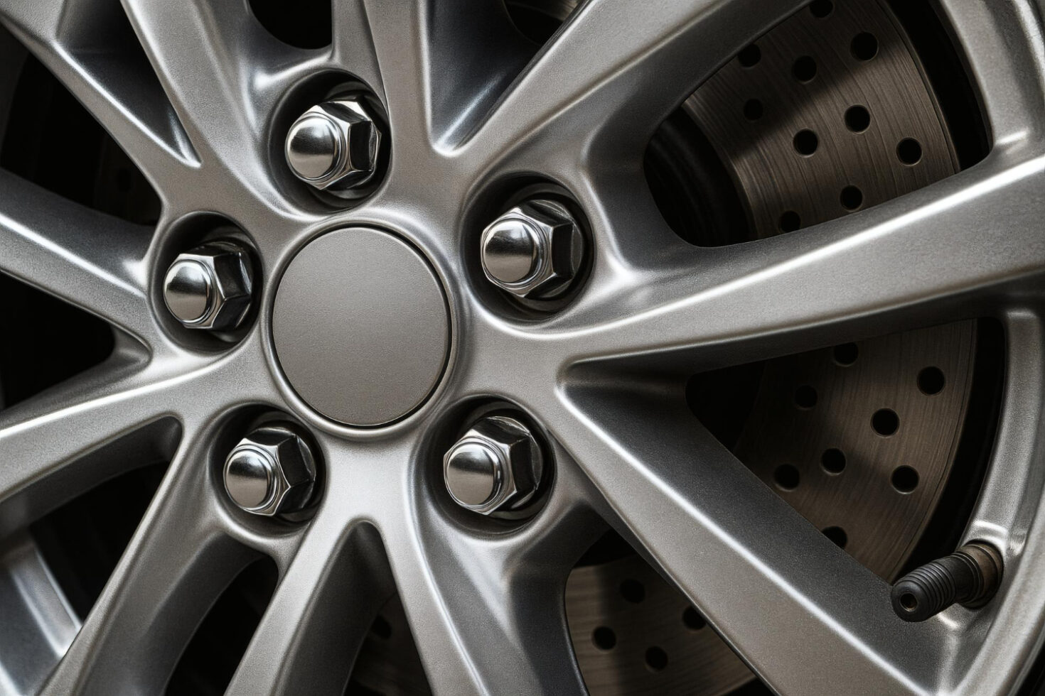 tuercas antirrobo evitando robo de ruedas coche aparcado